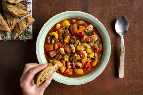 Bunter Chorizo-Bohnen-Eintopf mit frischen Kräutern und Apfel