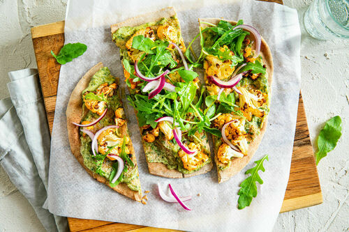 Vollkornfladen mit Buffalo-Blumenkohl mit Rucola und veganem Cashewdressing