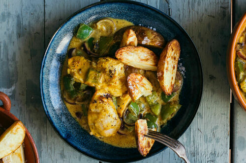 Korma-Hähnchen aus dem Ofen mit gebackenen Kartoffeln