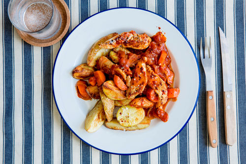 Würziges Hähnchen-Arrabiata mit Ofenkartoffeln