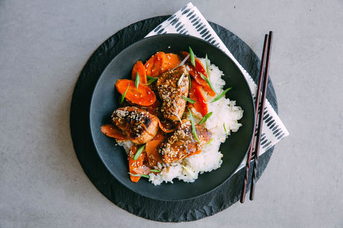 Asiatische Schweinemedaillons mit Sesamkarotten und Sushireis