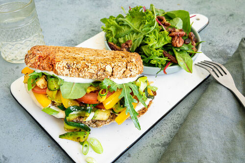Bunte Gemüse-Tartines mit veganer Mayo und Rucola-Pekannuss-Salat