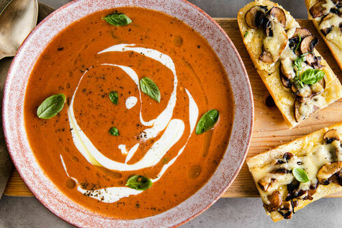 Cremige Tomatensuppe mit Champignon-Käse-Baguettes