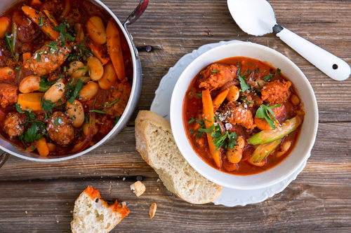 Französischer Wurst-Eintopf mit Bohnen und Karotten