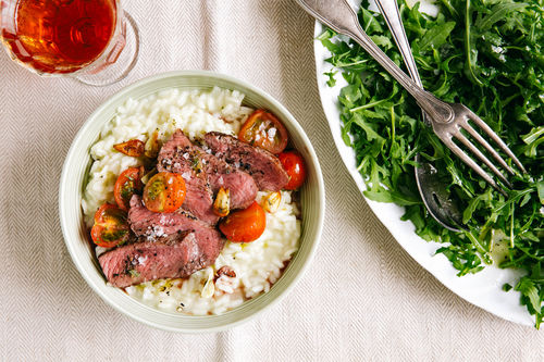Risotto mit Rindersteak und gerösteten Rosmarin-Tomaten