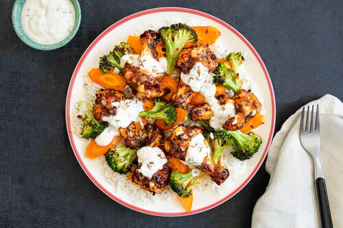 Masala-Hähnchenflügel mit Ofengemüse indische Art mit Kokosreis und Joghurt