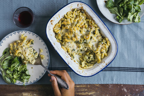 Überbackene Käse-Spätzle mit Zucchini und gemischtem Salat