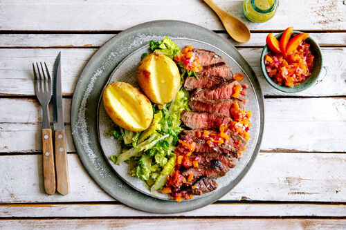 Flanksteak mit Backkartoffeln und Aprikosen-Zwiebel-Relish