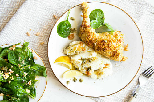 Hähnchenschenkel mit Panko und Käse dazu Blumenkohlpüree und Spinatsalat