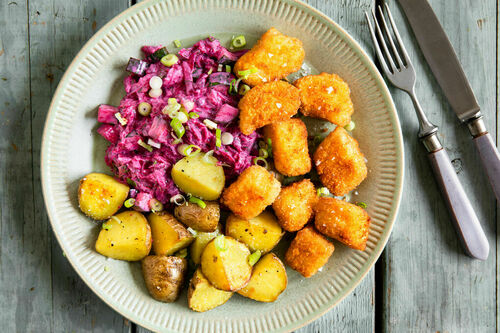Fischnuggets mit Rote-Bete-Tzatziki und knusprigen Ofenkartoffeln