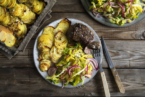 Rindersteak mit Anna-Kartoffeln dazu Salat mit Zwiebeldressing
