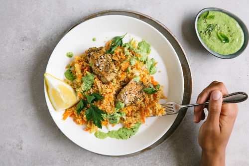 Ducca-Hähnchen aus dem Ofen mit Couscous-Salat und Kräutersauce