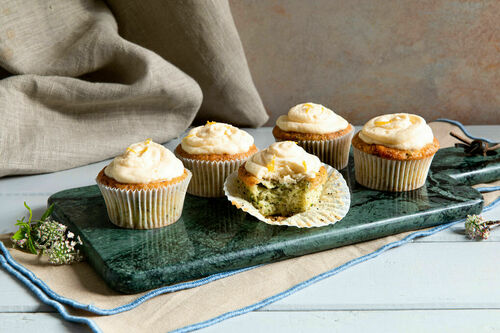 Zitronen-Mohn-Cupcakes mit Zucchini und Frischkäse-Frosting