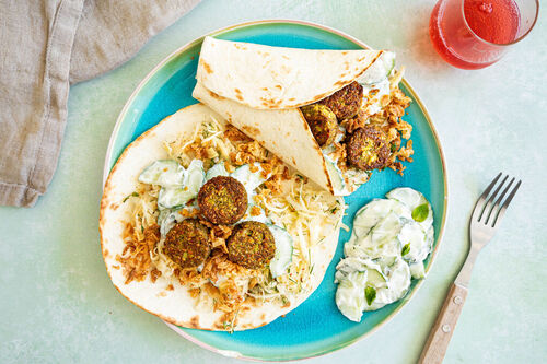 Wraps mit Feta-Zucchini-Falafeln und zweierlei Salaten