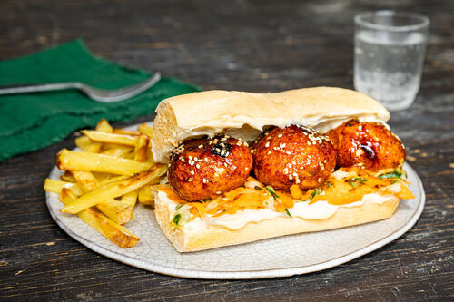 Veganes Fleischbällchensandwich mit eingelegtem Gemüse und Ofen-Pommes