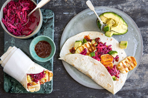 Avocado-Wrap mit Halloumi und Rote Beete-Salat