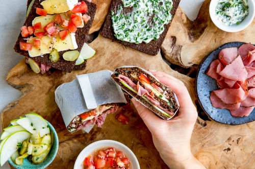 Gegrilltes Pastrami-Sandwich mit Brie, Apfel und Gewürzgurke