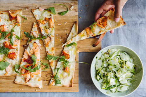 Saftiger Lachsflammkuchen mit Rucola und Gurkensalat