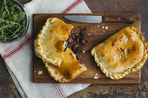 Vegetarische Balsamico-Calzone mit Champignons und Ziegengouda