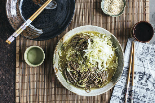 Würzige Sesam-Rindersuppe mit Sobanudeln und Chinakohl
