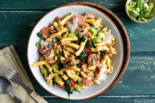 Salsiccia-Spinat-Pasta mit getrockneten Tomaten und Walnüssen