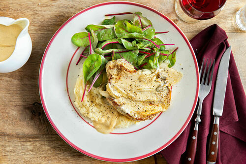 Kotelett in cremiger Zwiebelsauce mit Pastinakenpüree und Mangoldsalat