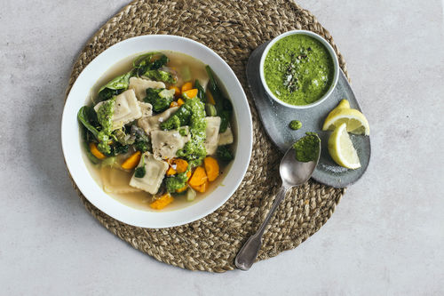 Zitronige Ravioli-Suppe mit Spinat und Mandelpesto