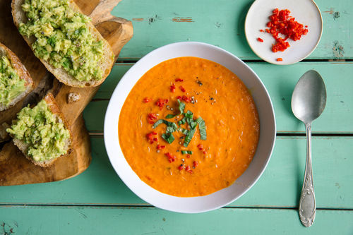 Pikante Paprika-Suppe mit Avocado-Brötchen