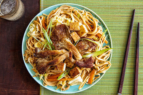 Udon mit Tofu und Austernpilzen in asiatischer Sesam-Erdnuss-Sauce