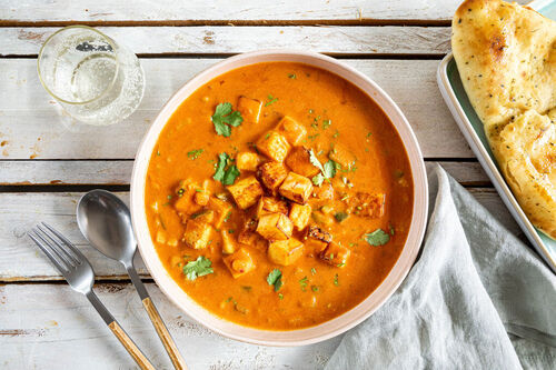 Cremiges Zucchini-Paneer-Curry dazu Knoblauch-Koriander-Naan