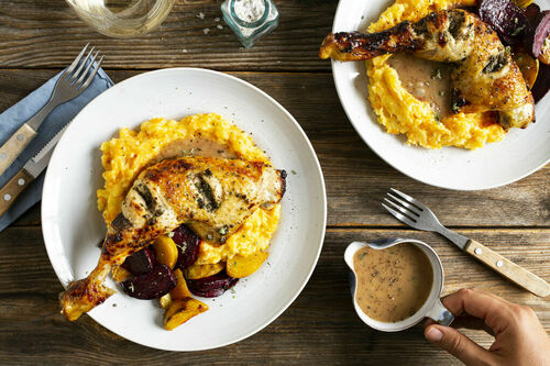 Hähnchenschenkel mit Cranberrysauce dazu bunte Bete und Kartoffel-Karotten-Stampf