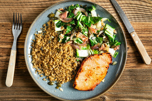 Kassler Low Carb mit Quinoa und Pak Choi mit Bacon
