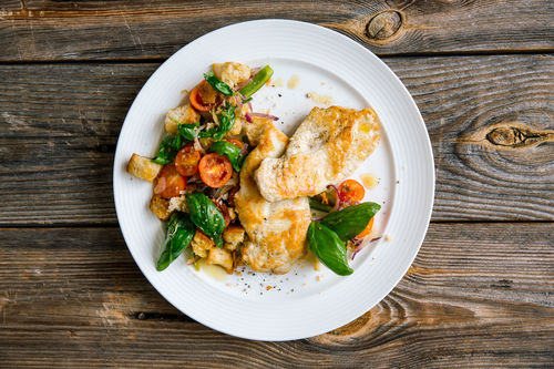 Zarte Hähnchenschnitzelchen mit italienischem Tomaten-Brotsalat
