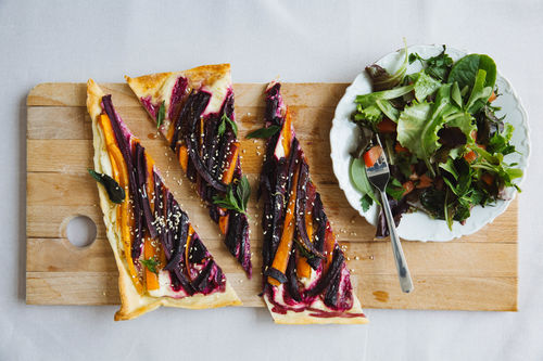 Orientalische Karotten-Tarte mit Sesam und gemischtem Salat