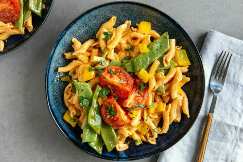 Pasta mit gegrilltem Gemüse in cremiger Tomatensauce