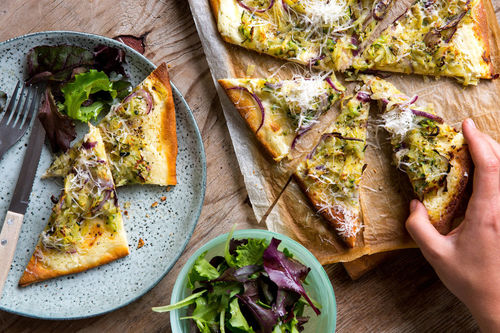 Rosmarin-Kartoffel-Pizza mit Zucchini und gemischtem Salat