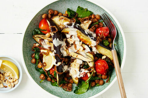 Auberginen mit Tahinisauce auf Kichererbsen-Spinat-Gemüse