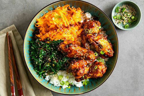 Chicken Wings koreanische Art mit Sesam-Spinat und Sushireis
