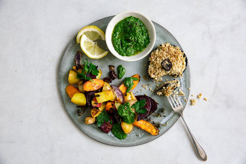 Portobello-Pilze mit Crumble dazu Kartoffeln, Rote Beete und Pesto
