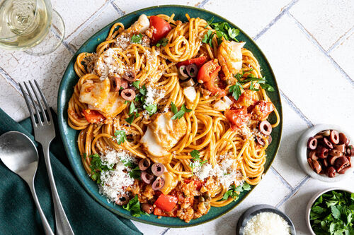 Spaghetti mit Seehecht und Käse nach Puttanesca-Art mit Kapern und Oliven