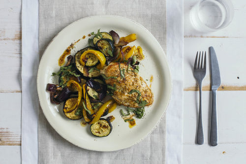 Glasiertes Limetten-Hähnchen mit würzigem Ofengemüse
