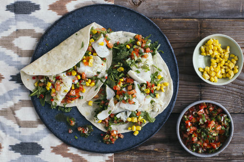 Südamerikanische Tortillas mit Kabeljau und Mais