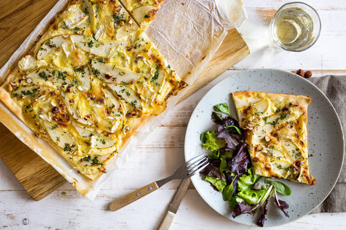 Camembert-Birnen-Flammkuchen mit Haselnüssen und gemischtem Salat