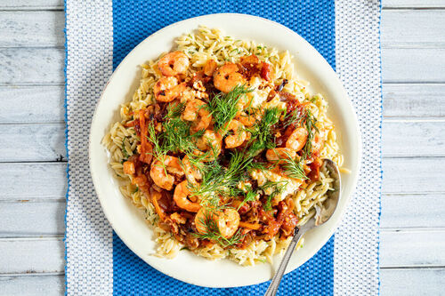 Mediterranes Garnelen-Saganaki mit Risoni und Dill