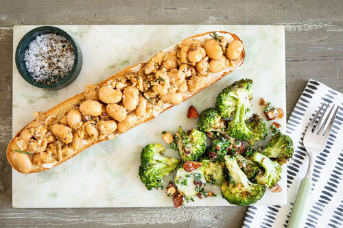Rosmarinbohnen auf Baguette dazu Brokkoli-Dattel-Salat mit veganer Mayo