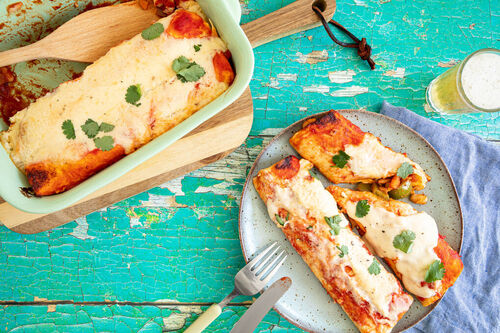 RESHOOT Vegetarische Gemüse-Bohnen-Enchiladas mit Käsesauce und Koriander