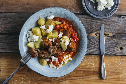 Hackbällchen in Tomatensud mit Kartoffeln und Hirtenkäse