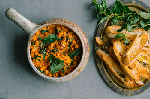 Mildes Linsen-Dal mit Spinat und Pita-Brot