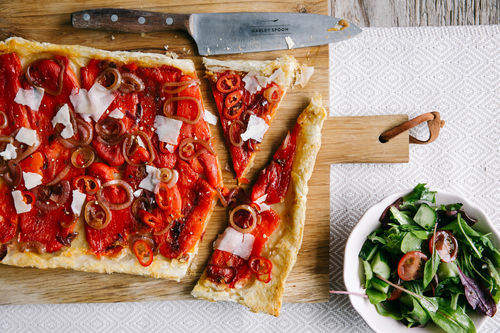 Geröstete Paprika Tarte Tartin mit italienischem Hartkäse und Salat