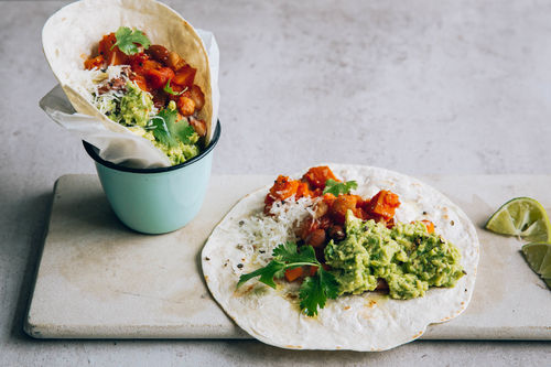 Pikante Süßkartoffel-Burritos mit Avocado-Dip und Koriander